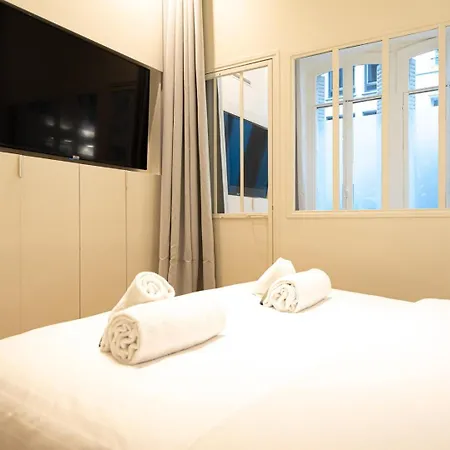 Superb Flat In Champs Elysees