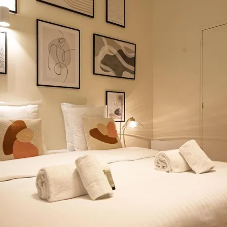 Superb Flat In Champs Elysees *