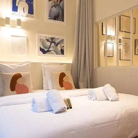 Superb Flat In Champs Elysees