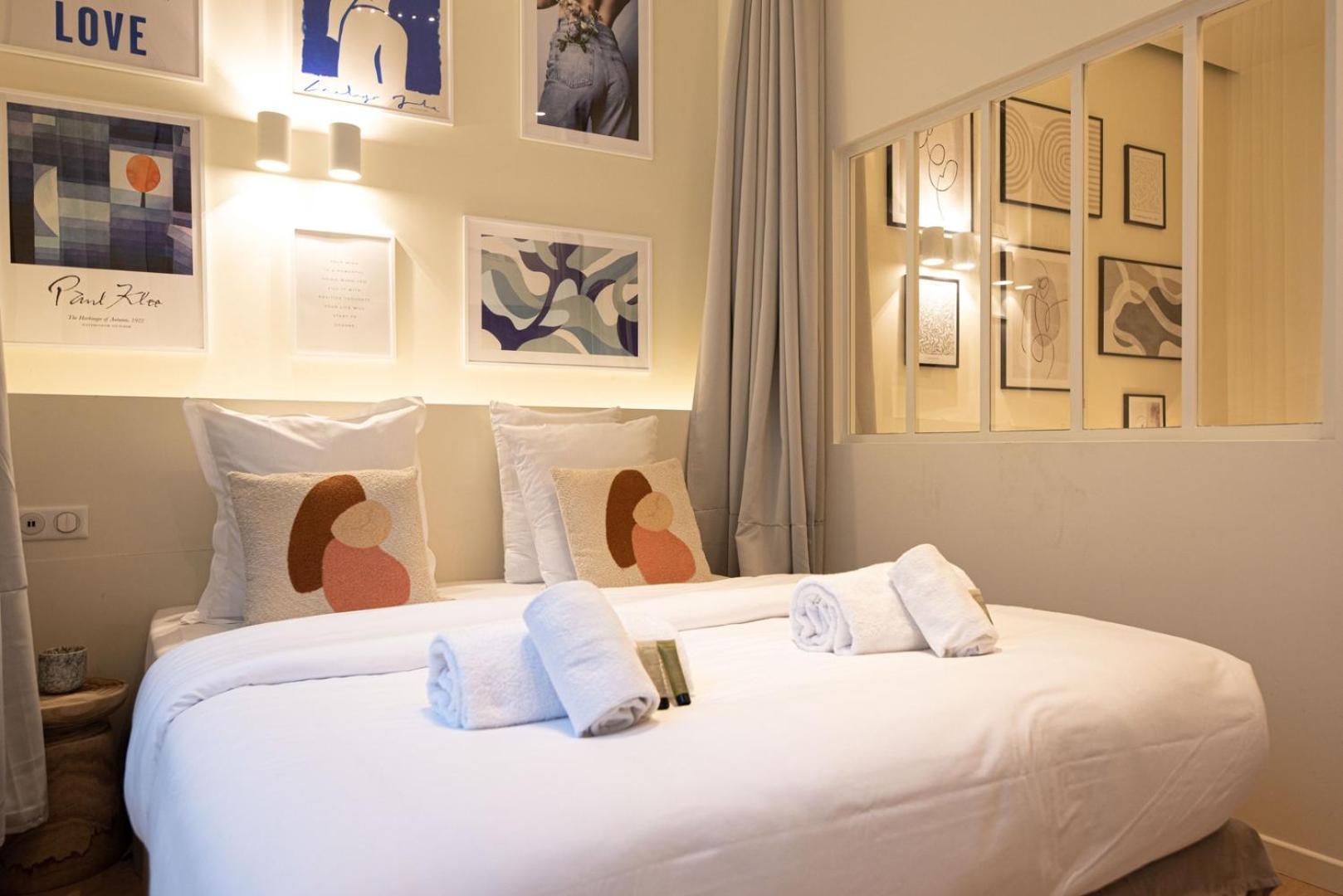 Superb Flat In Champs Elysees
